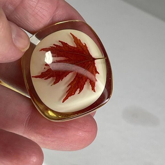 Lot of 2 vintage acrylic maple leaf brooches - Picture 4 of 7